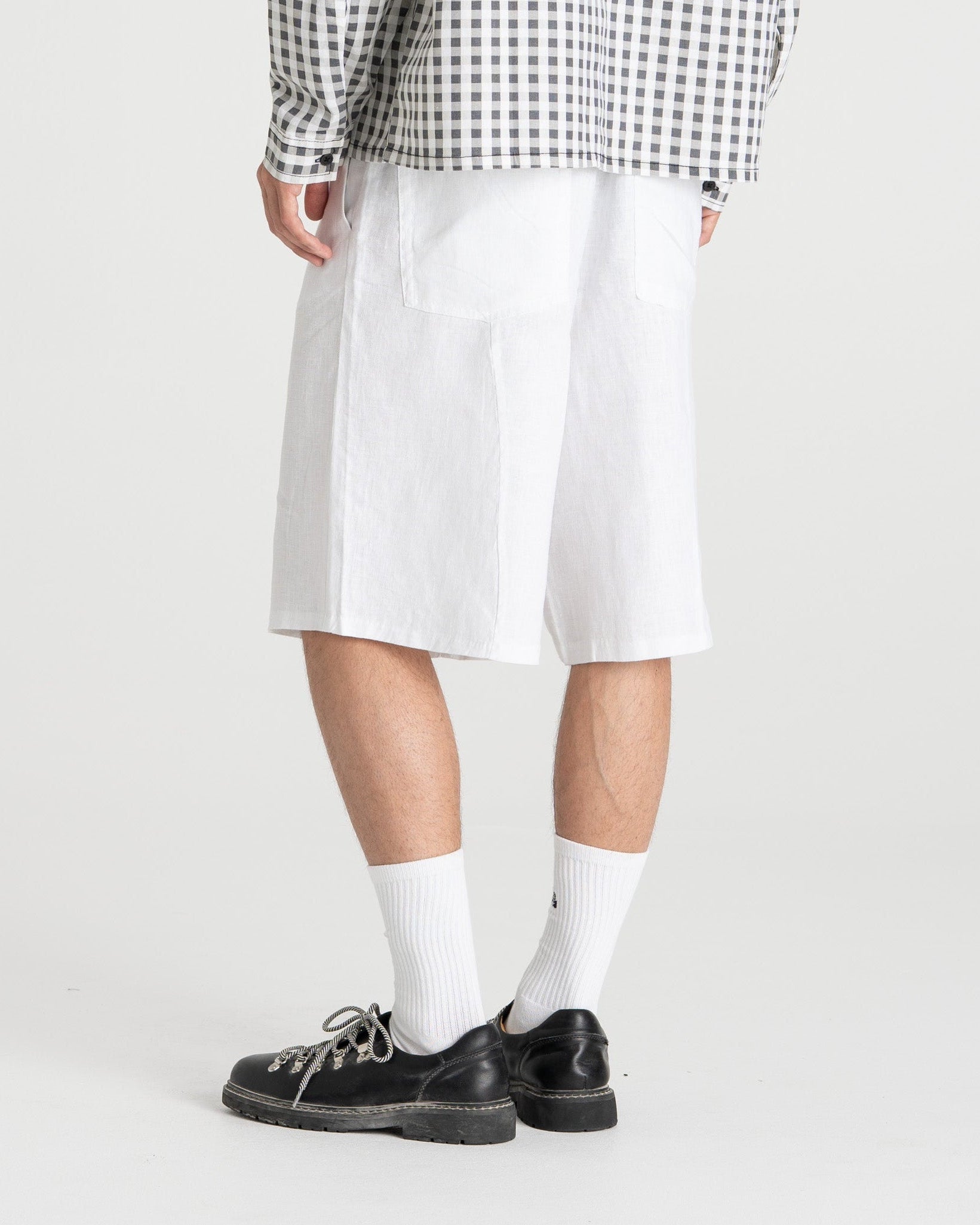 Pleated Baggy shorts White
